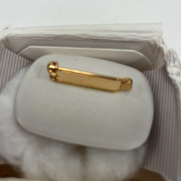 ⛸️Vintage Mural Ice Skating Theme BROOCH PIN 2" x 1.5" Invigorating - Picture 2 of 3